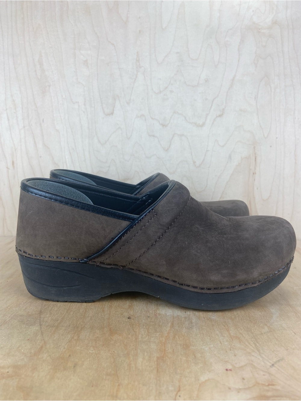 Dansko XP 2.0 Women’s Size 39 Brown Suede Slip-On Comfort Clogs